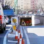 Imagen de la entrada al túnel de Cristo Rey, ayer, poco después del mediodía. Su cierre provocó importantes atascos en la zona