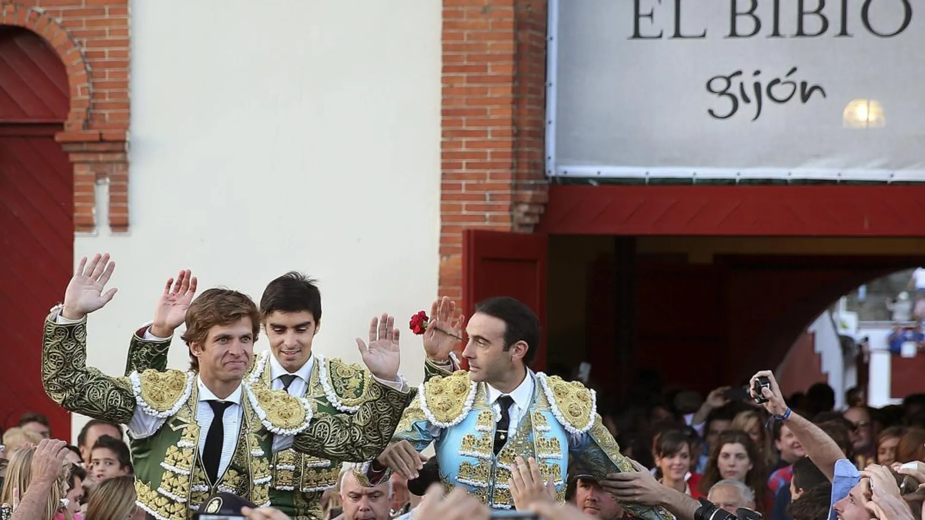 Enrique Ponce, El Juli y Miguel Ángel Perera saliendo a hombros en el último festejo de la Feria de Begoña de 2014