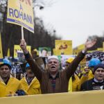 Miembros de la comunidad iraní residente en París protestan en contra de la visita del presidente Rohaní en París