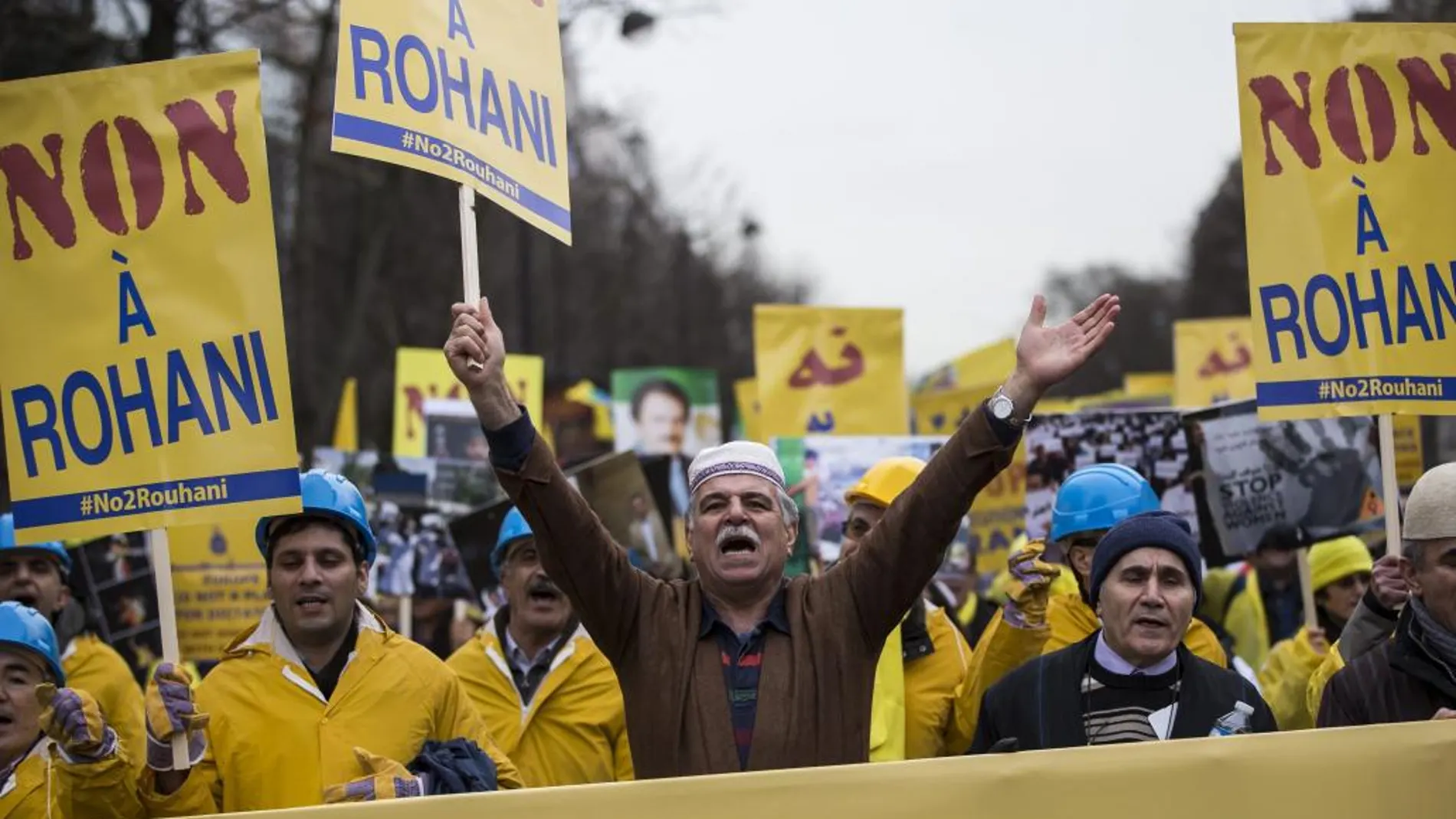 Miembros de la comunidad iraní residente en París protestan en contra de la visita del presidente Rohaní en París