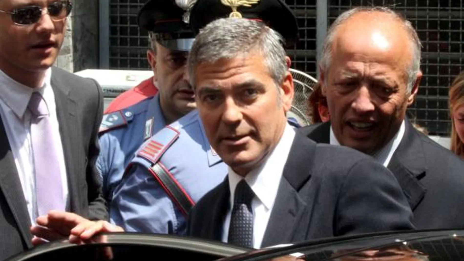 El actor estadounidense George Clooney abandona el Tribunal Penal de Milán