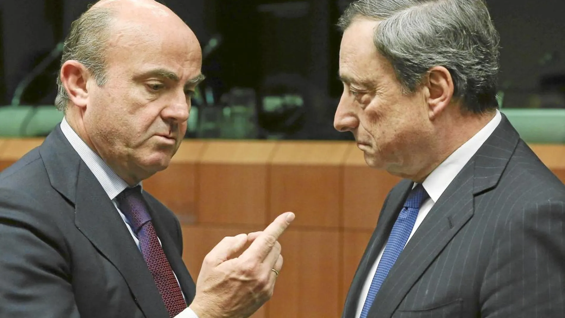 El presidente del BCE, el italiano Mario Draghi, con su «número dos», el ex ministro de Economía Luis de Guindos