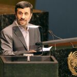 El presidente de Irán, Mahmud Ahmadinejad, pronuncia unas palabras ante los asistentes a la cumbre de la ONU sobre los Objetivos de Desarrollo del Milenio (ODM) en Nueva York, Estados Unidos