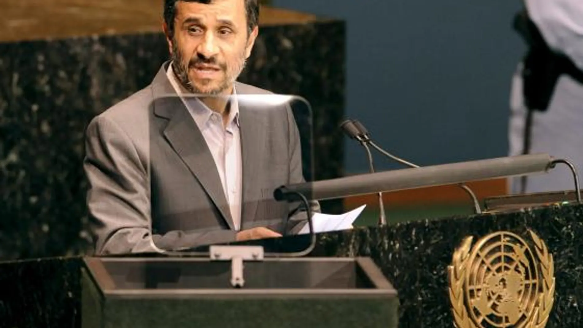 El presidente de Irán, Mahmud Ahmadinejad, pronuncia unas palabras ante los asistentes a la cumbre de la ONU sobre los Objetivos de Desarrollo del Milenio (ODM) en Nueva York, Estados Unidos