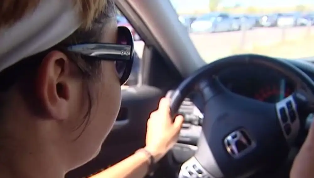 Una conductora con gafas de sol
