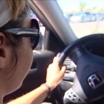 Una conductora con gafas de sol