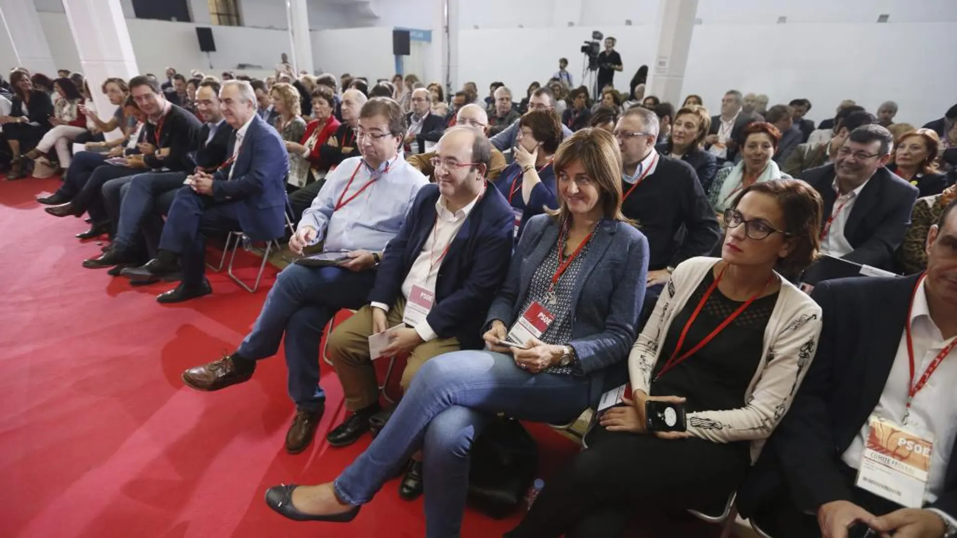 El presidente de Extremadura, Guillermo Ferández Vara (4d), el líder del PSC, Miquel Iceta (3d), y la secretaria general de los socialistas vascos, Idoia Mendia (2d), entre otros, al inicio de la reunión del Comité Federal