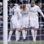 Jugadores del Real Madrid celebran un tanto durante el encuentro ante la Real Sociedad.