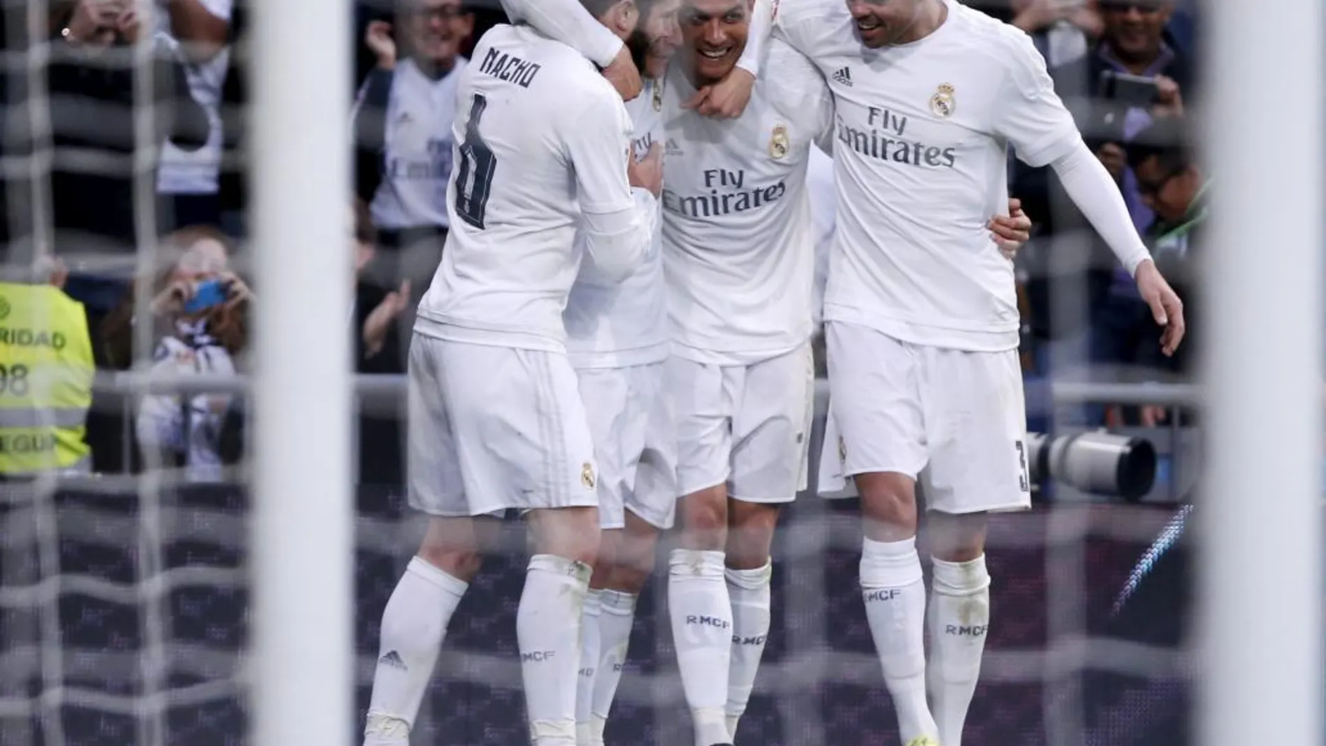 Jugadores del Real Madrid celebran un tanto durante el encuentro ante la Real Sociedad.