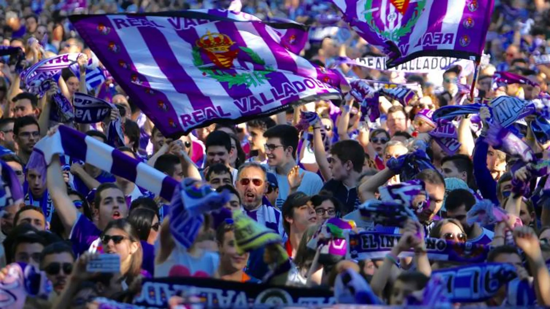 La afiación blanquivioleta en la fiesta del ascenso a Primera División del Real Valladolid