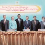 Clinton, rodeada por los ministros de Exteriores de la ASEAN, ayer en Phuket (Tailandia)