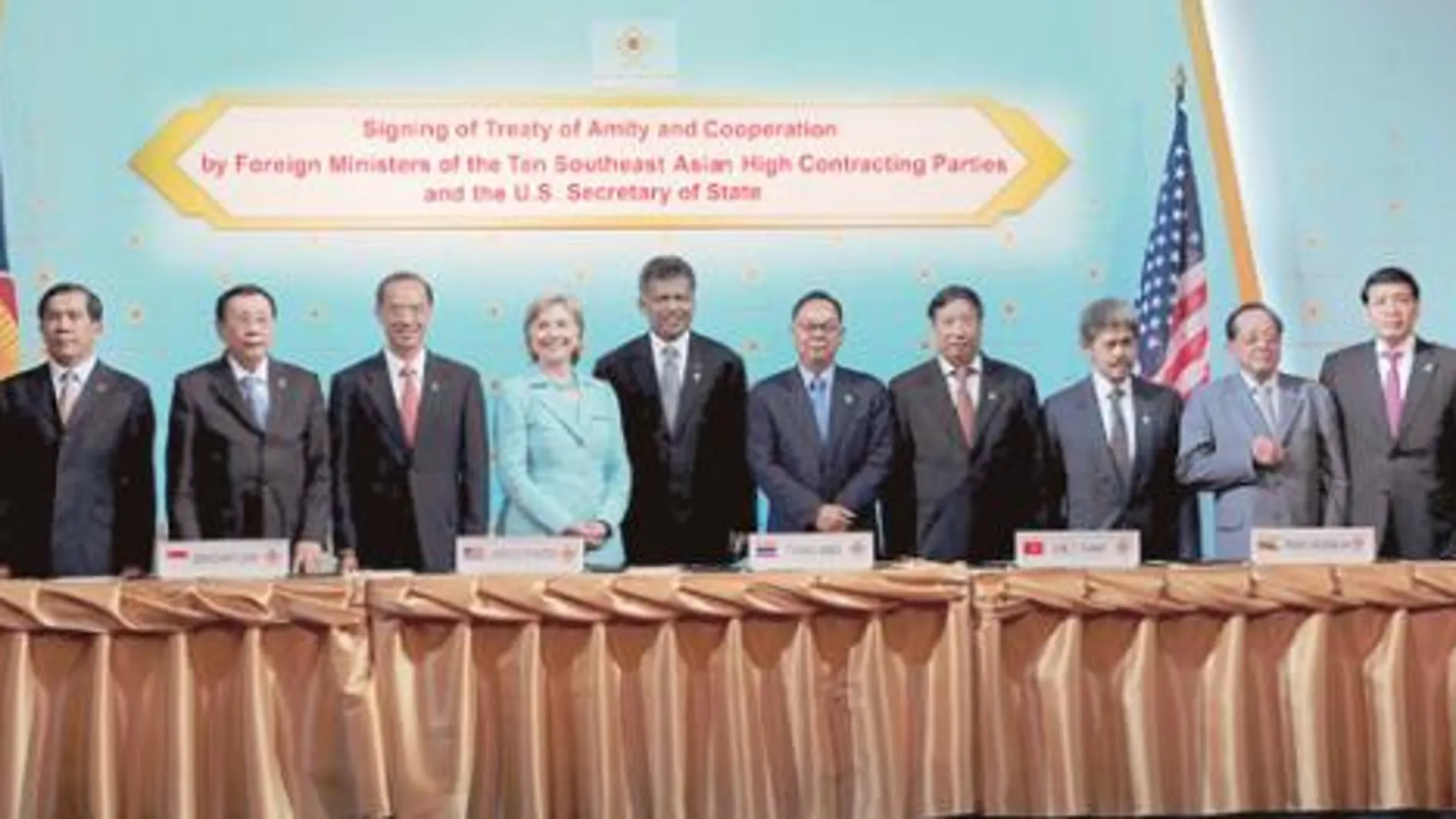 Clinton, rodeada por los ministros de Exteriores de la ASEAN, ayer en Phuket (Tailandia)