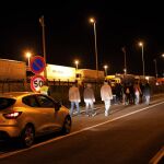 Varios inmigrantes caminan por el eurotúinel