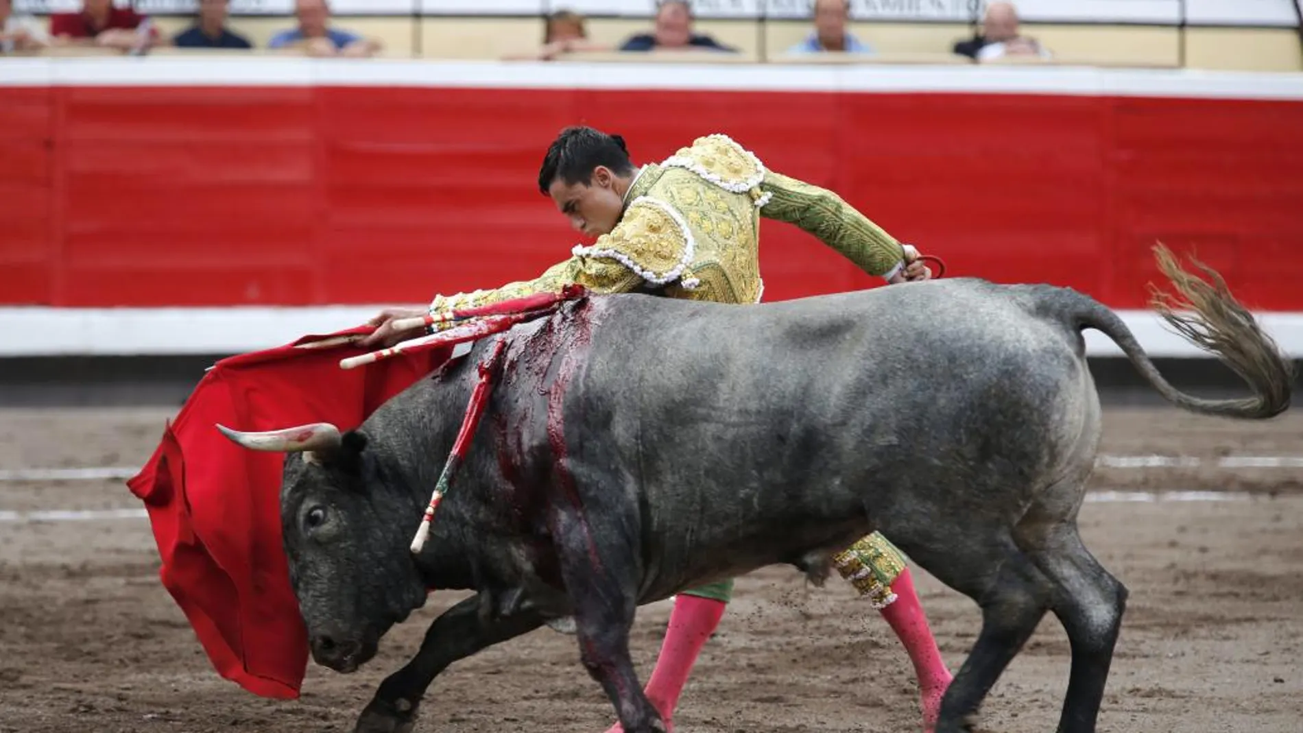 El diestro Paco Ureña ante su segundo toro con la muleta en un mano a mano con Curro Díaz , en la sexta corrida de toros de las fiestas de Bilbao, con toros de Victorino Martín celebrado en la plaza de Vista Alegre.