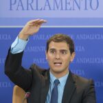 El presidente de Ciudadanos, Albert Rivera, en rueda de prensa ofrecida en el Parlamento andaluz.
