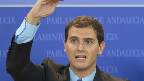 El presidente de Ciudadanos, Albert Rivera, en rueda de prensa ofrecida en el Parlamento andaluz.
