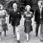 La «premier» pasea con su marido, Denis, y sus hijos, Mark y Carol (1979)