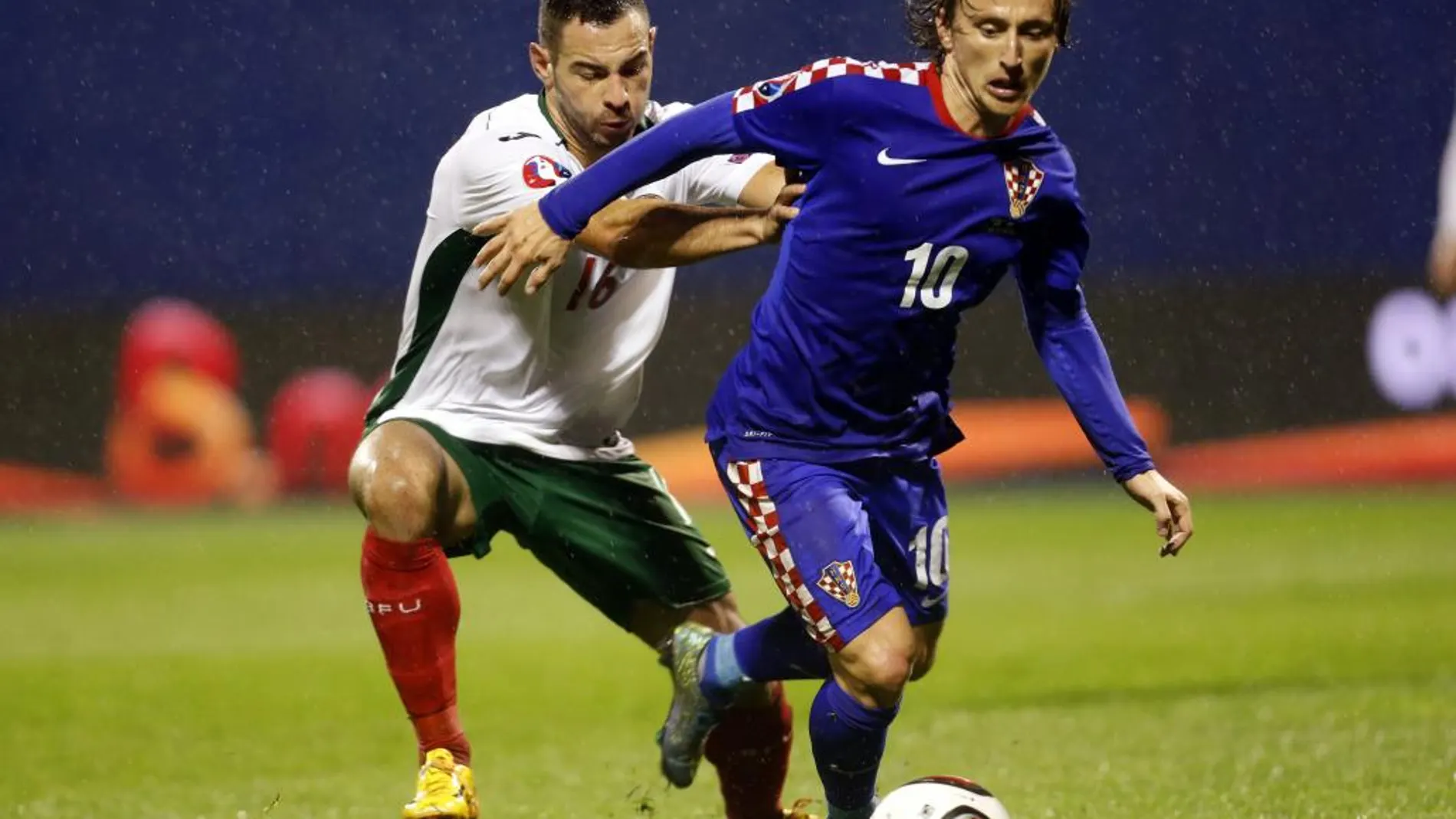 Luka Modric durante el encuentro contra Bulgaria