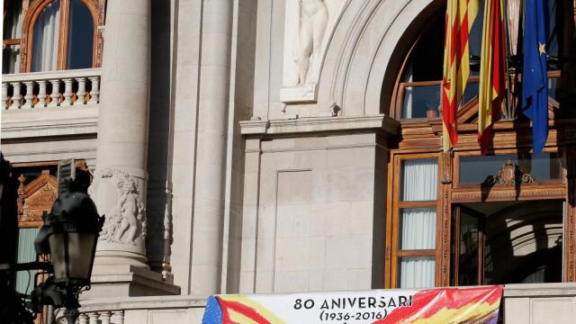 Imagen de la pancarta conmemorativa que estará presente en el balcón del Ayuntamiento hasta el domingo