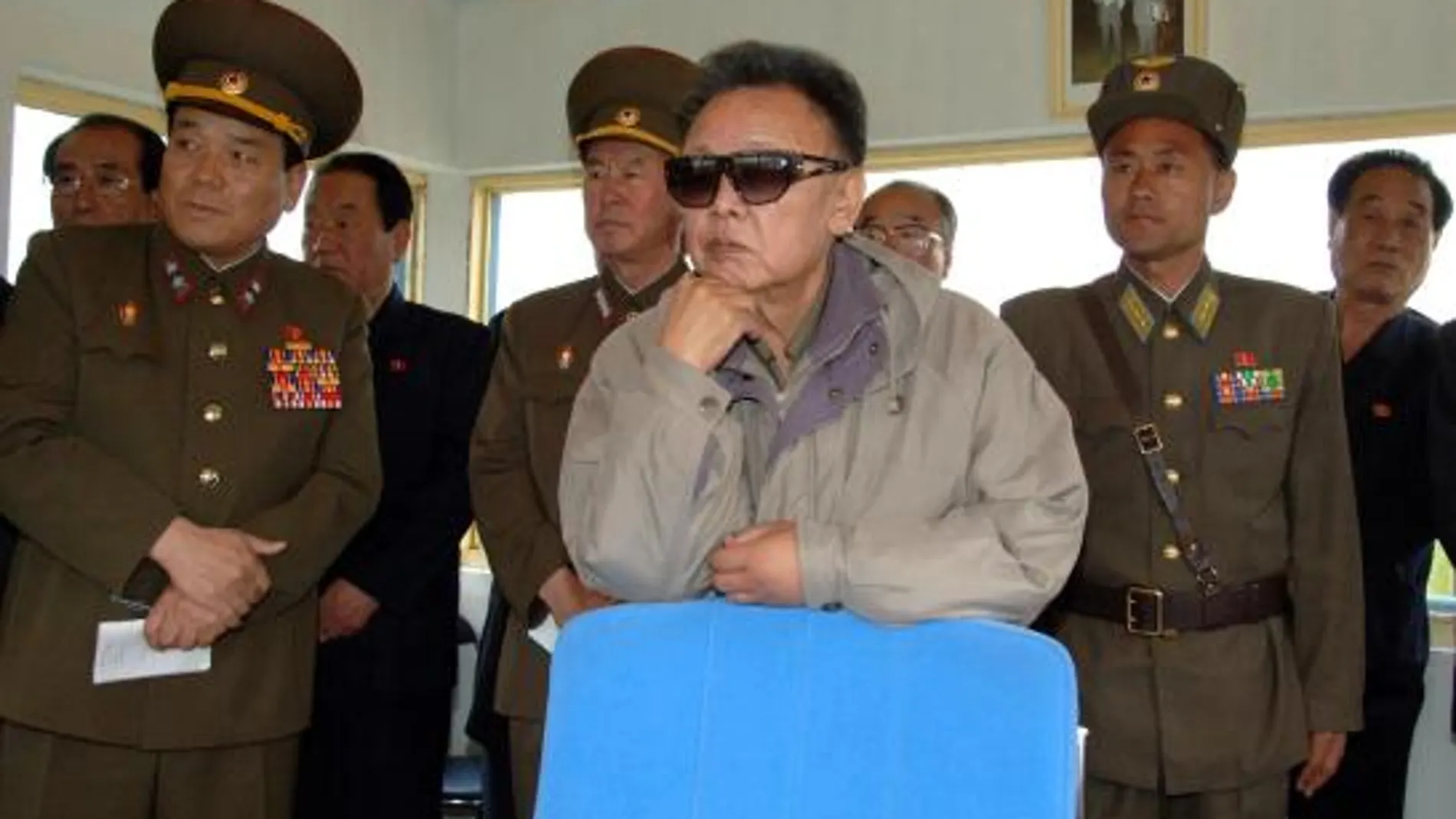 El líder norcoreano, Kim Jong-il, contempla las pruebas nucleares