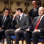 Xavi, Casillas y Del Bosque, en una ceremonia.