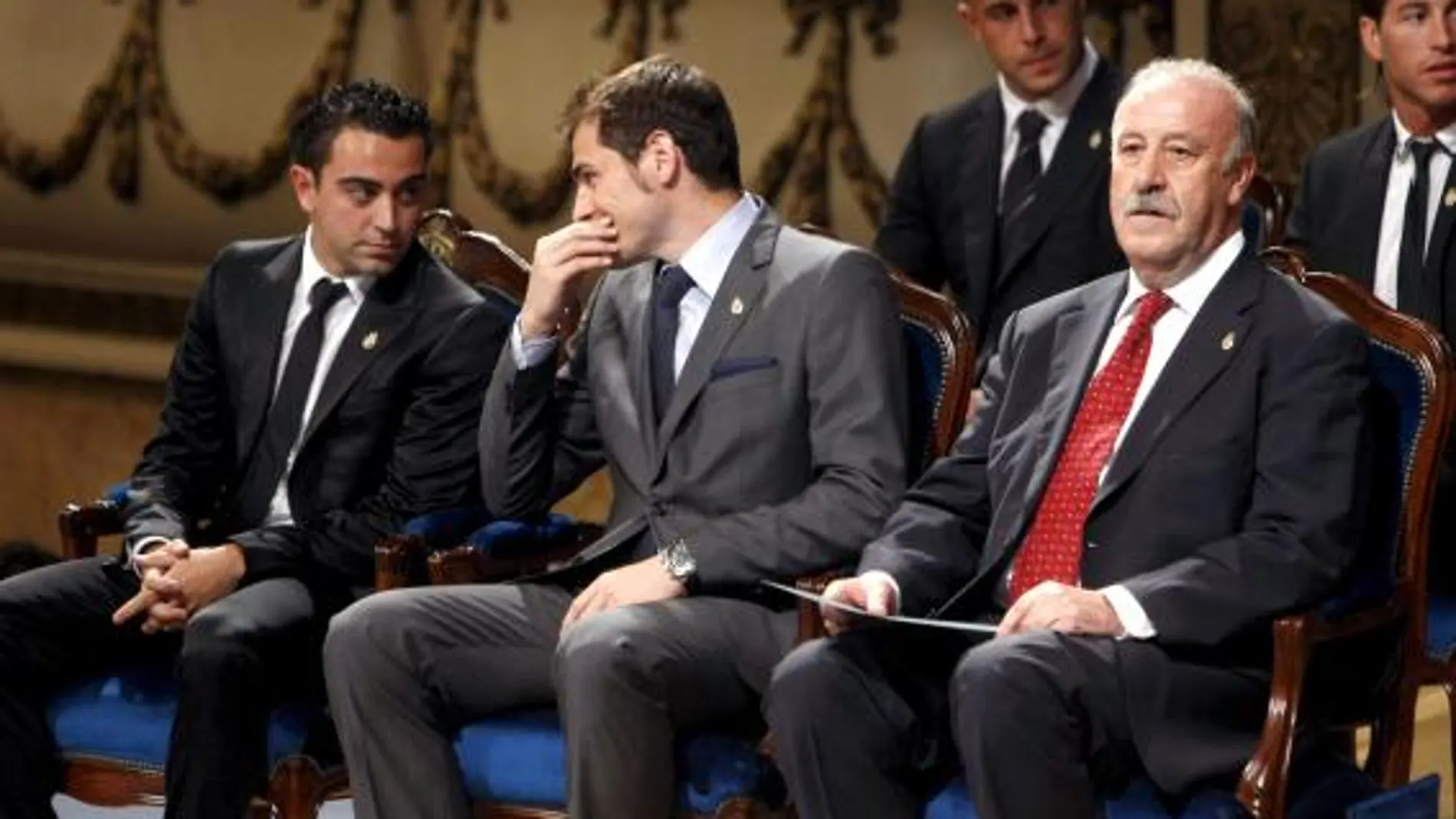 Xavi, Casillas y Del Bosque, en una ceremonia.