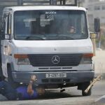 El vehículo embiste al hombre. Según un portavoz del Ejército israelí, se había bajado del coche porque momentos antes había sido apedreado