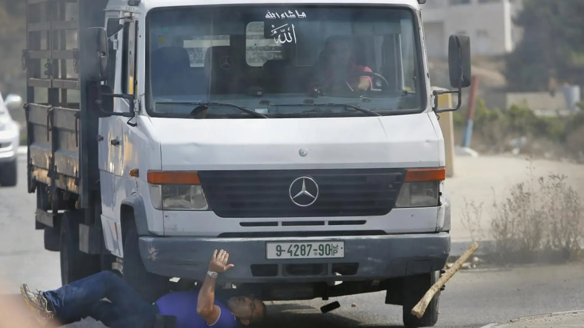 El vehículo embiste al hombre. Según un portavoz del Ejército israelí, se había bajado del coche porque momentos antes había sido apedreado
