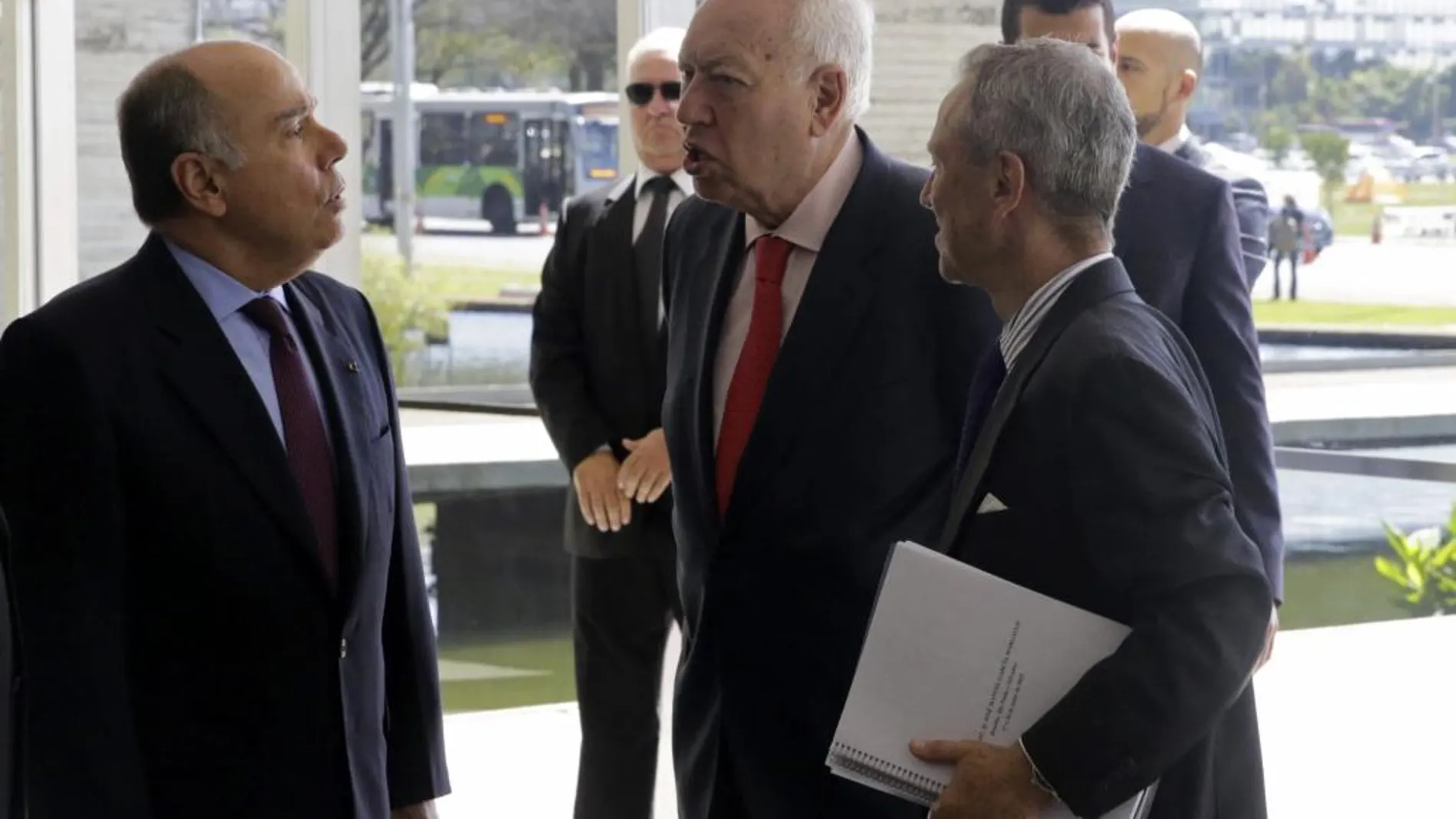 El ministro de Asuntos Exteriores de España, José Manuel García-Margallo , es recibido por su homólogo brasileño, Mauro Vieira (i), a su llegada al encuentro que han mantenido hoy en Brasilia