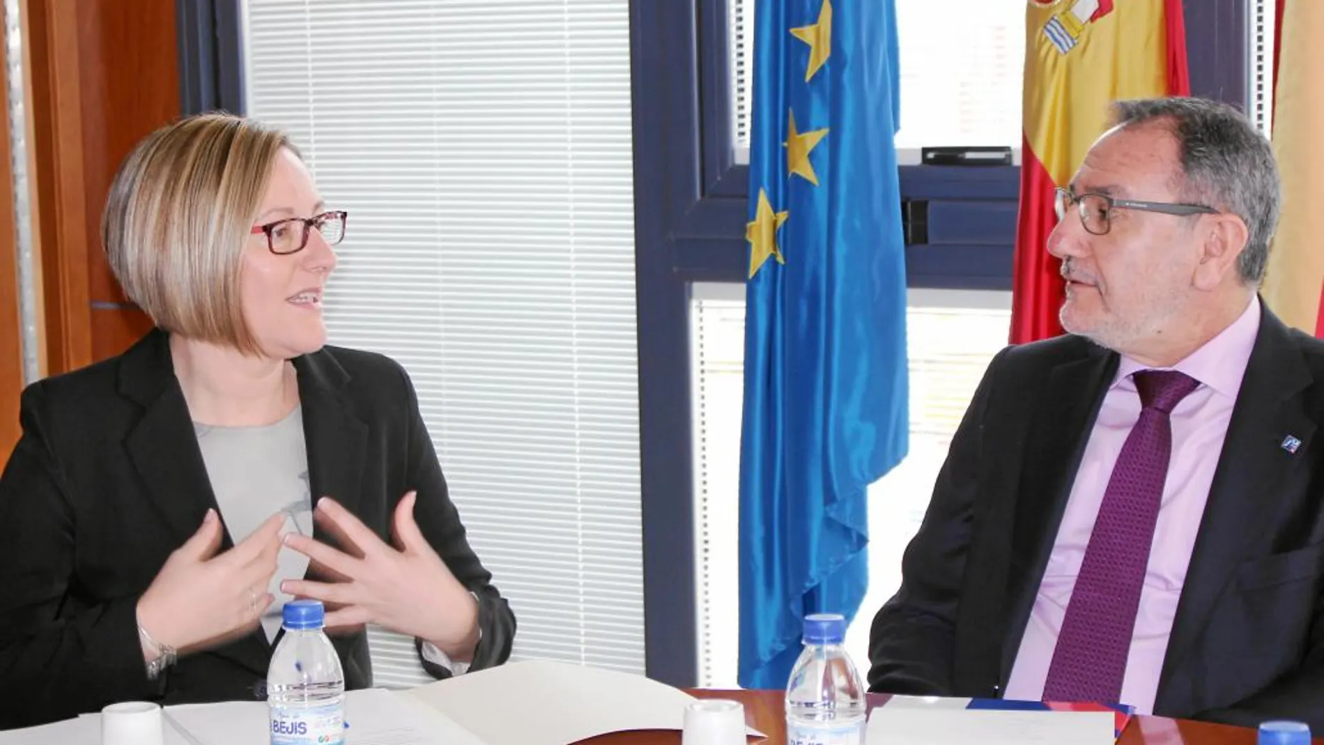 La consellera de Vivienda, María José Salvador, en una reunión mantenida esta pasada semana con el rector de la Universidad Jaume I de Castellón