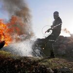 Una de las protestas de los palestinos, ayer, contra el Ejército israelí, cerca de Ramala, en Cisjordania