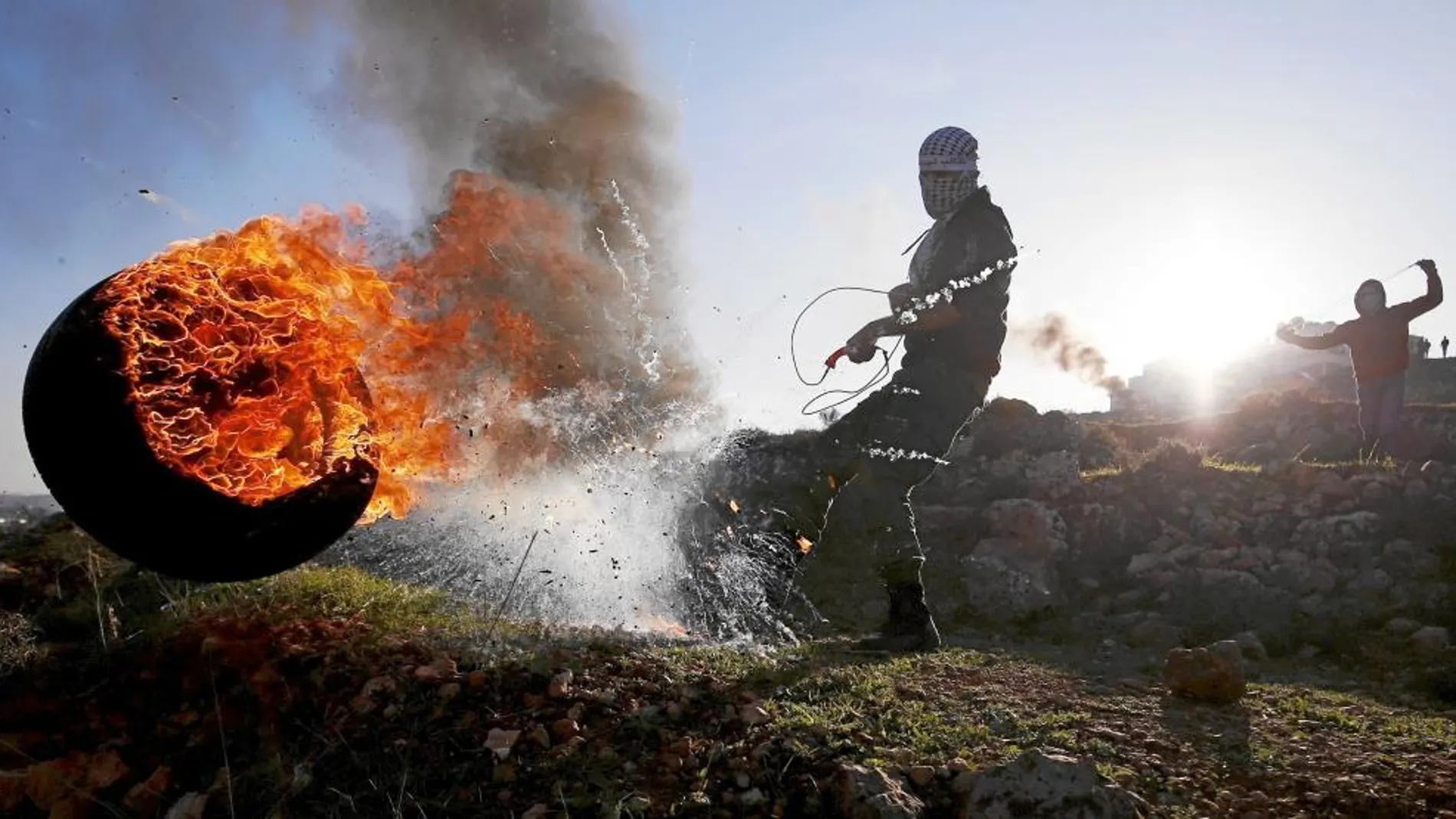 Una de las protestas de los palestinos, ayer, contra el Ejército israelí, cerca de Ramala, en Cisjordania