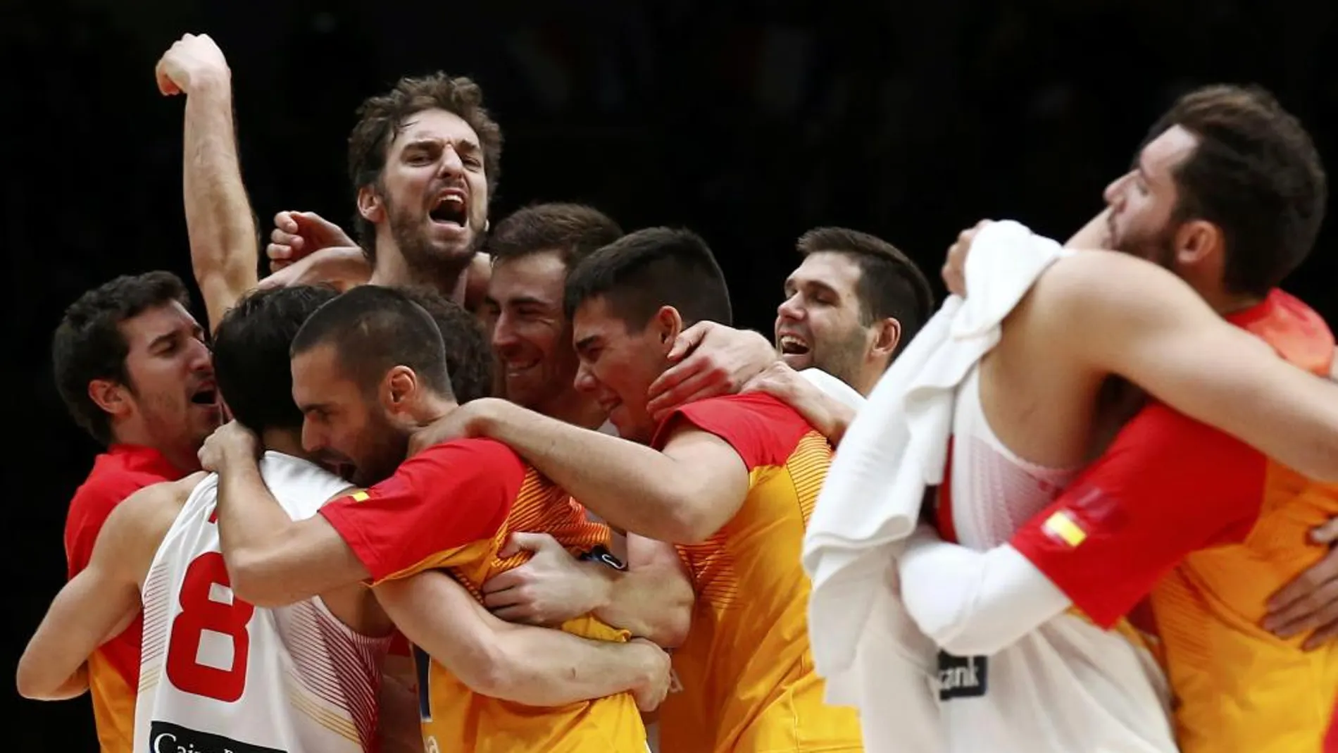 Paul Gasol celebra junto al resto de jugadores el triunfo