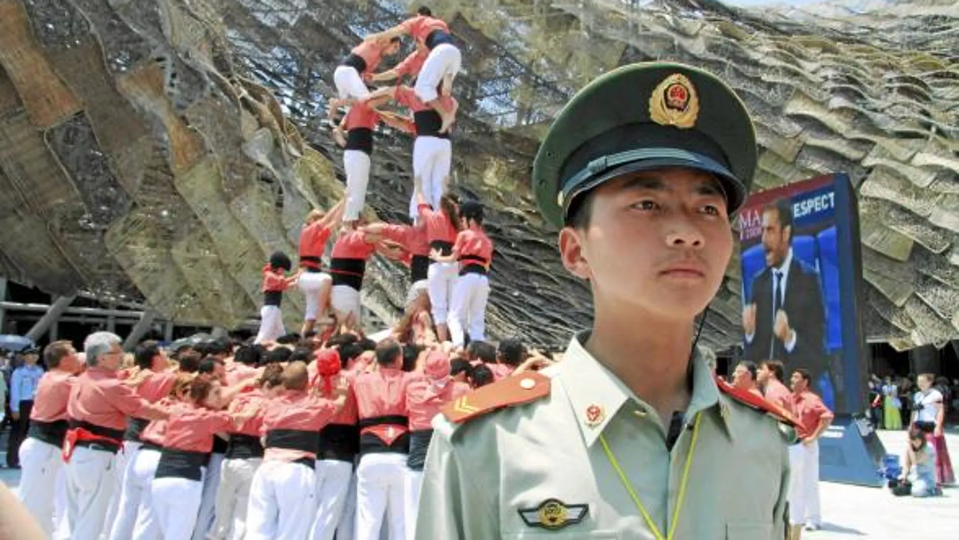 Un centenar de «castellers» chinos se unieron a la Colla Vella dels Xiquets de Valls en el Día de Cataluña de la Exposición de Shangái