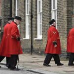 Jubilados de la armada británica llegan a un colegio electoral en Londres (Reino Unido) para ejercer su voto en el referendum.