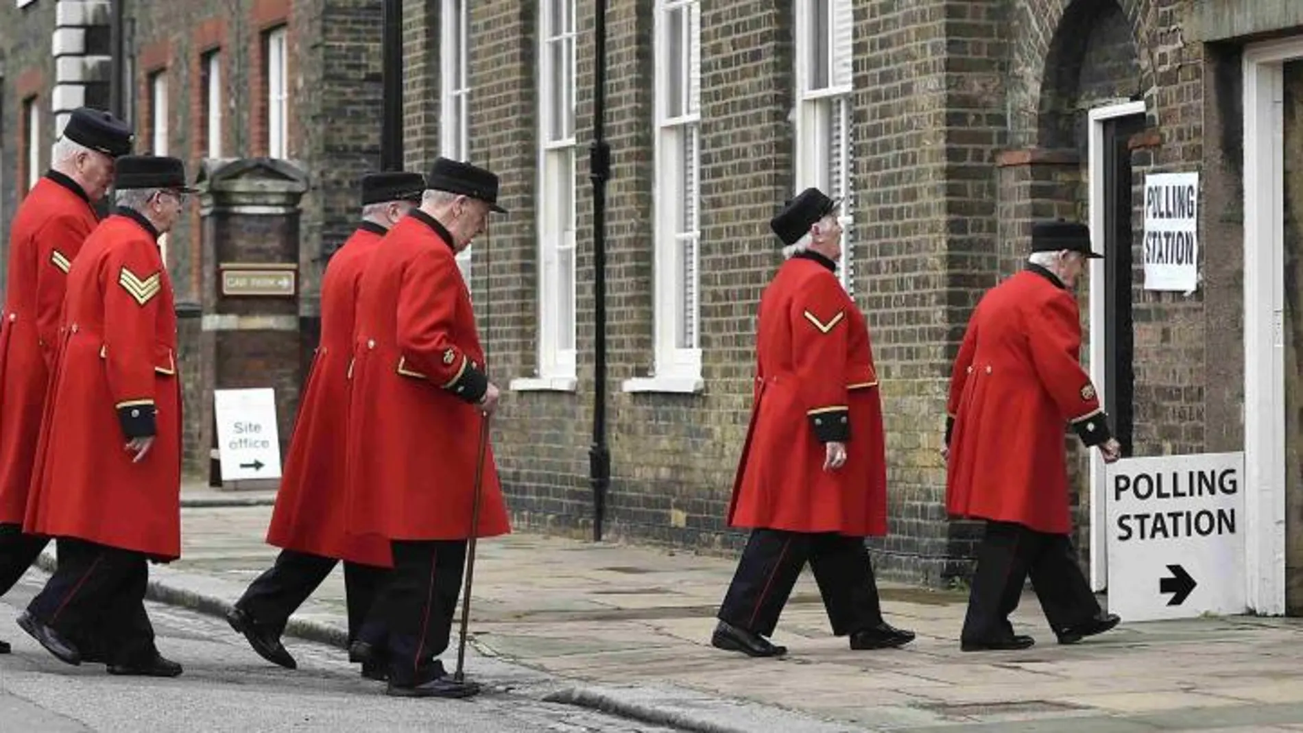 Jubilados de la armada británica llegan a un colegio electoral en Londres (Reino Unido) para ejercer su voto en el referendum.