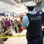 Un policía vigila en los controles de seguridad de la Terminal 1 del aeropuerto de Colonia/Bonn en Colonia
