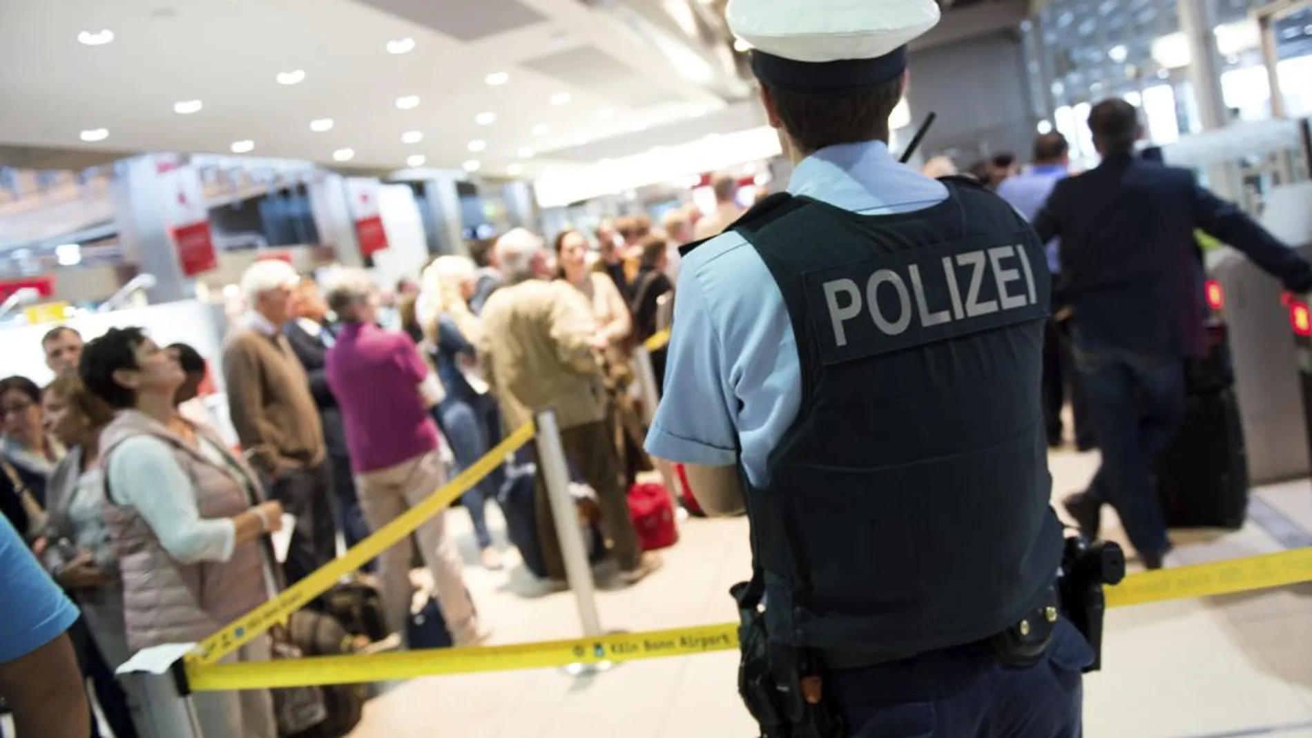 Un policía vigila en los controles de seguridad de la Terminal 1 del aeropuerto de Colonia/Bonn en Colonia