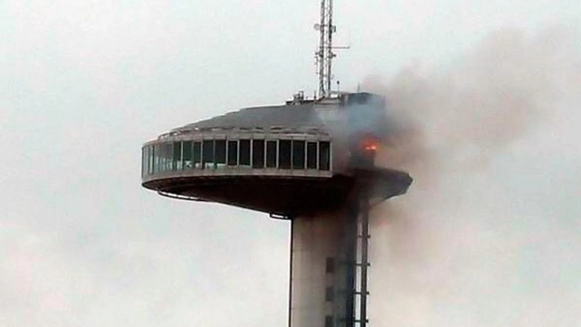 Desalojado el Faro de Moncloa por un incendio en la cúpula