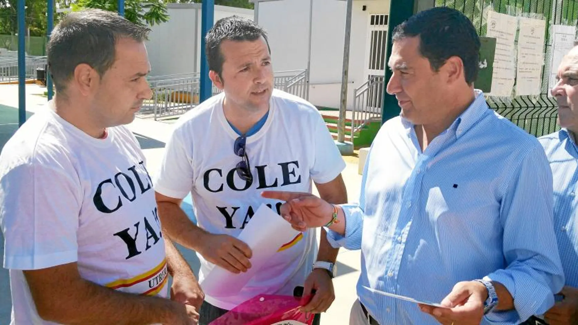 El presidente del PP-A, en la visita ayer a un colegio en Utrera (Sevilla)