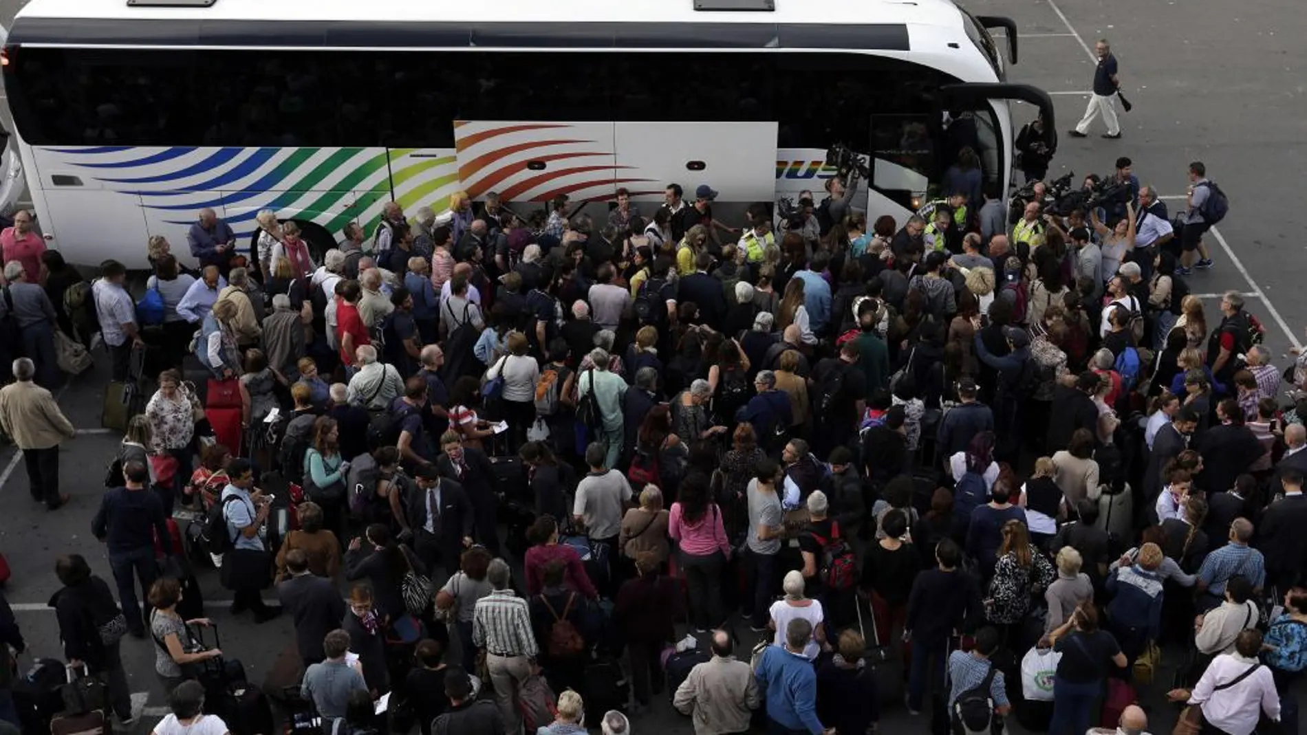 Cientos de pasajeros se agolpaban esta mañana en la estación de Sants de Barcelona para subirse a los autobuses