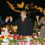 Obama brinda con el presidente de Indonesia y su esposa Michelle