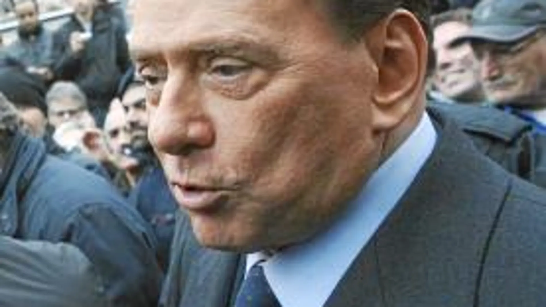 Berlusconi atiende a la Prensa en la localidad de Vicenza, adonde acudió para seguir los daños causados por las fuertes inundaciones