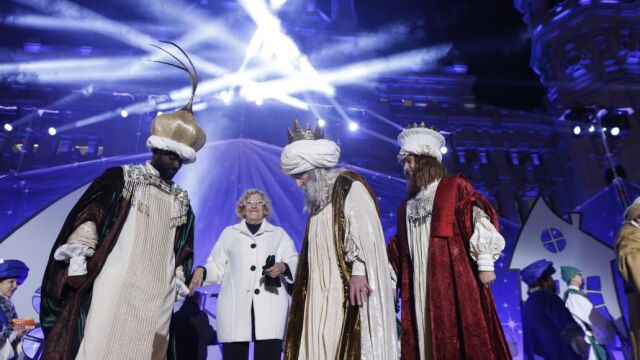 Manuel Carmena con los Reyes Magos / Foto: Jesús G. Feria