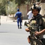 Varios policías afganos aseguran la zona tras el ataque de milicianos armados a un área próxima al Palacio Presidencial / Efe