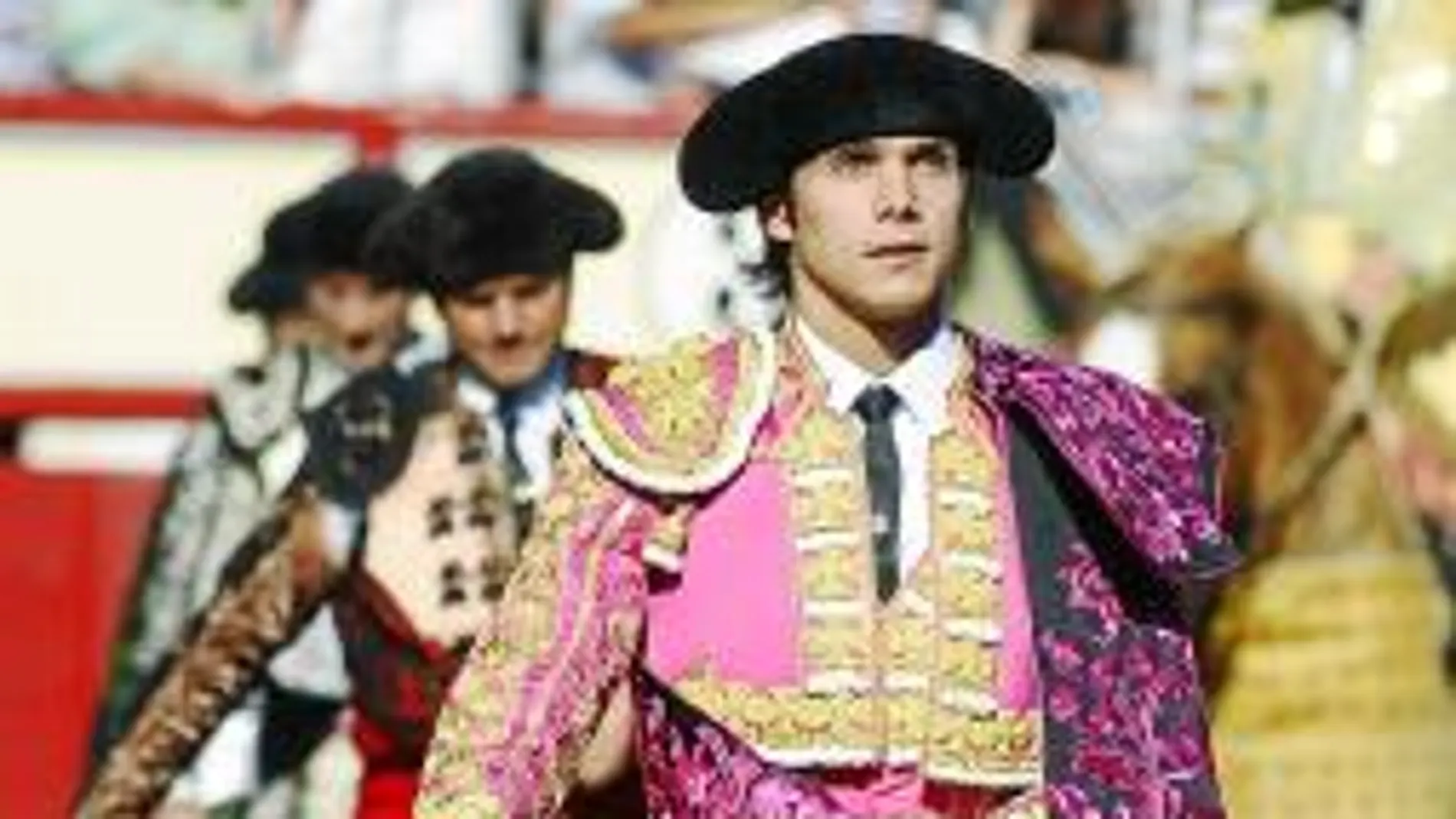 Castella cierra su temporada europea con un duelo triunfal con Morante en Nimes
