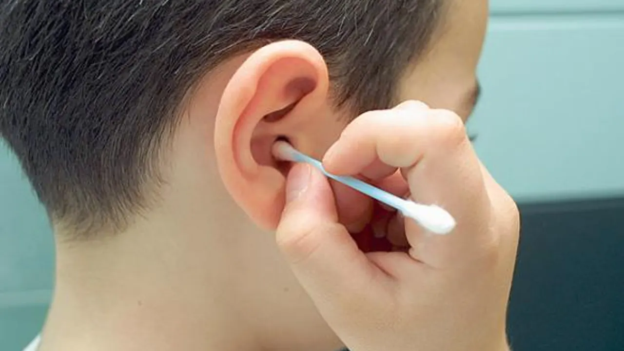 Síntomas de un tapón de cera en el oído y cómo quitarlo