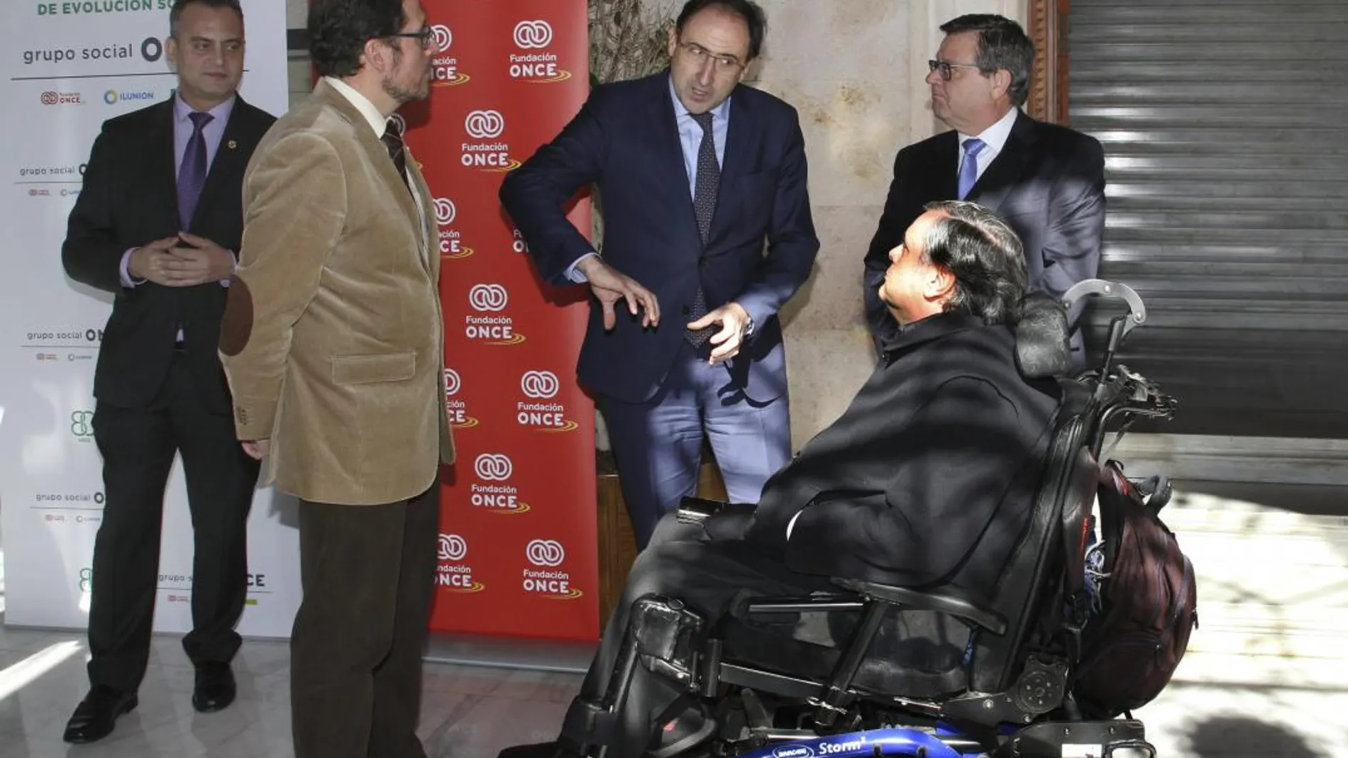 Alfonso Polanco conversa con el director de Fundación ONCE, José Luis Martínez; el delegado de la entidad en Castilla y León, Ismael Pérez; el concejal Luis Ángel Pérez; y el director de Accesibilidad de la Fundación, Jesús Hernández en la firma de un convenio de colaboración para promover la accesibilidad universal en la ciudad