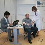Un enfermo de Parkinson participa en la validación clínica de la neuroprótesis que se está realizando en el Instituto de Biomecánica con la colaboración de la Asociación Parkinson Valencia / IBV