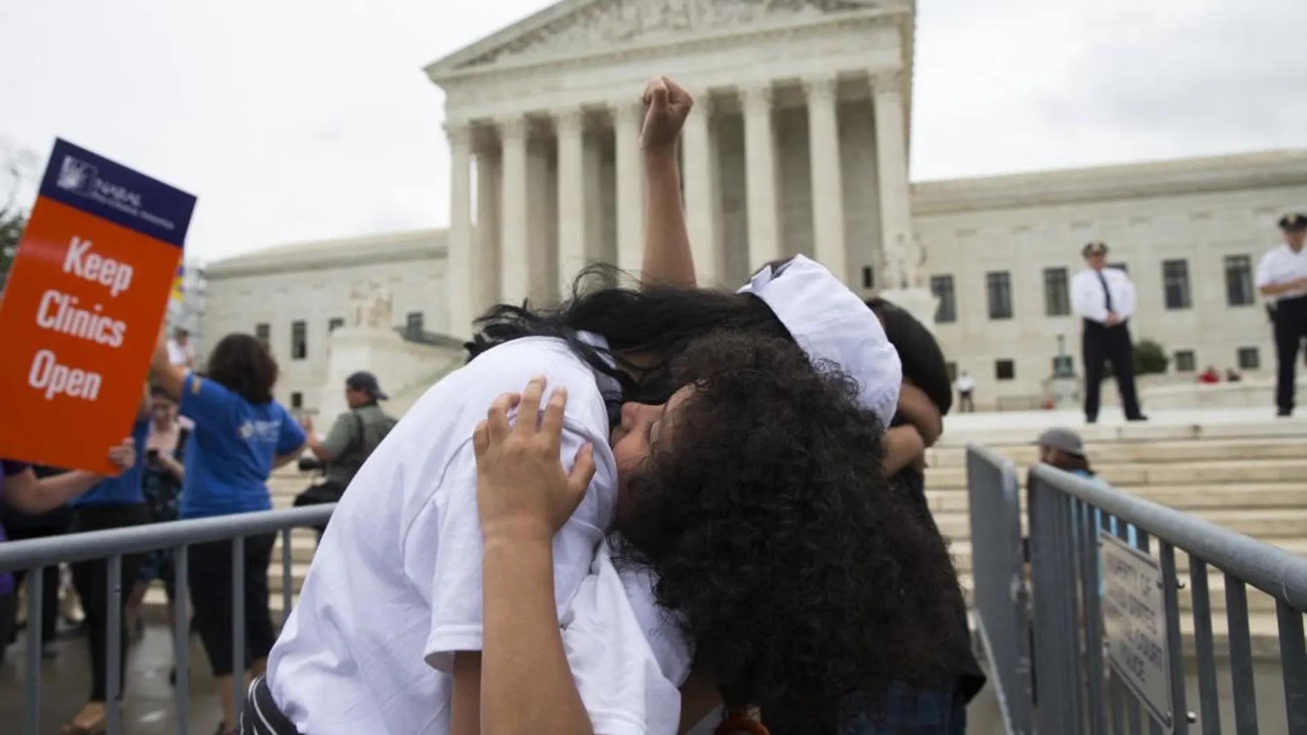 Dos familiares inmigrantes se abrazan durante la concentración de espera de la decisión ante la Corte del Tribunal Supremo en Washington